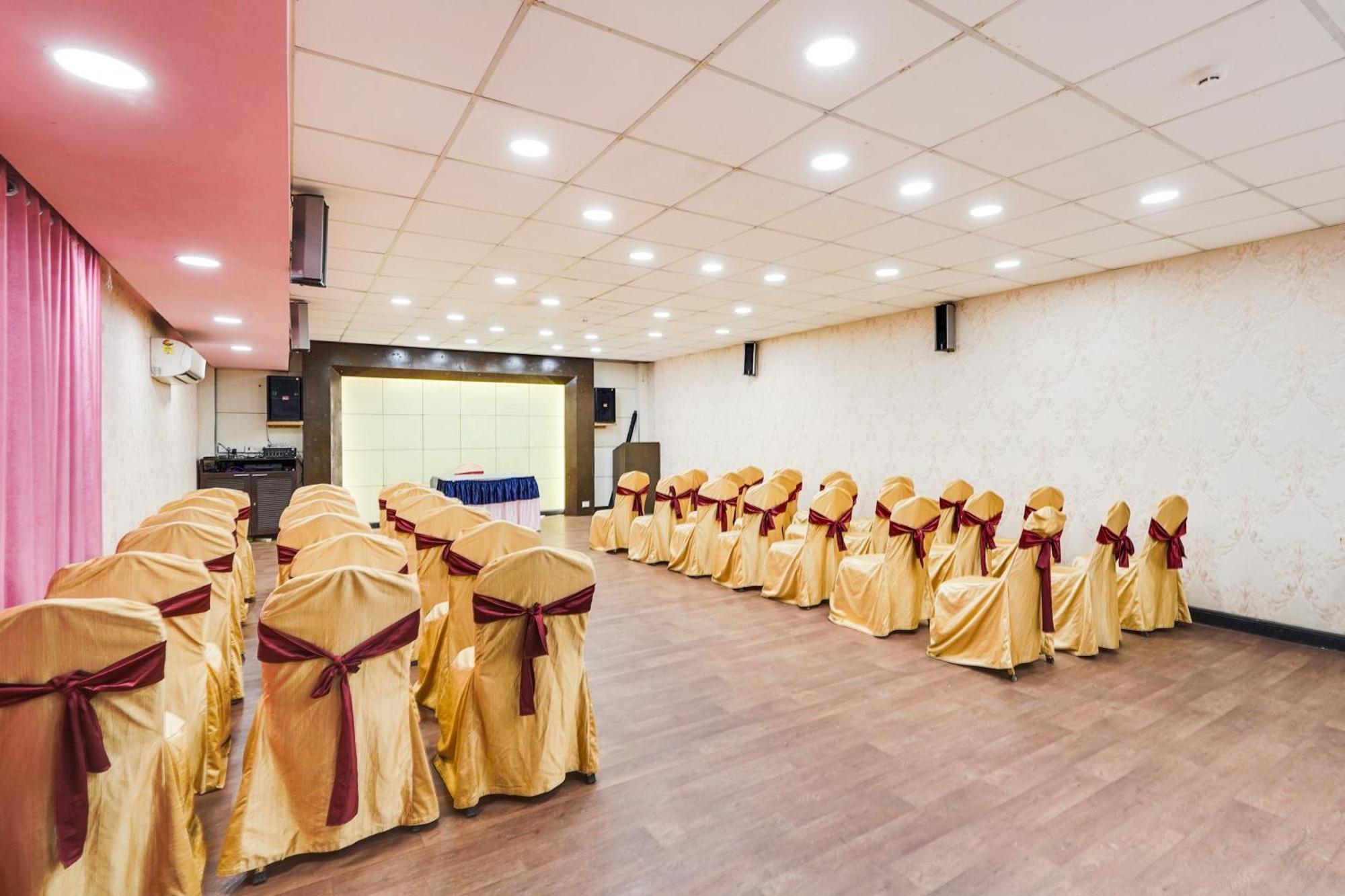 Palette Country Club Surat Hotel Ngoại thất bức ảnh