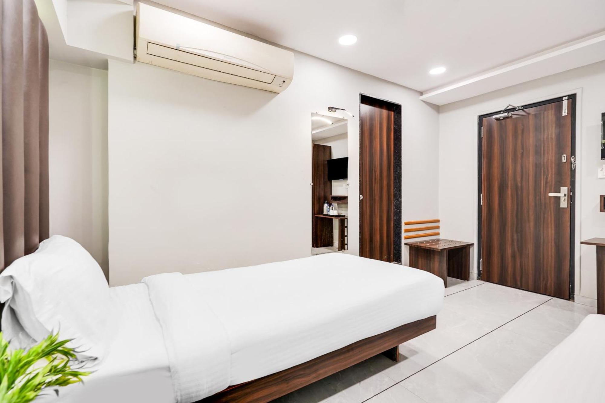 Palette Country Club Surat Hotel Ngoại thất bức ảnh
